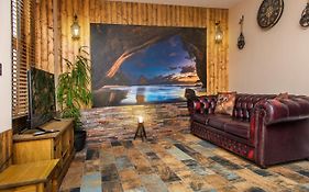 Deluxe Pirate'S Cove Themed Apartment